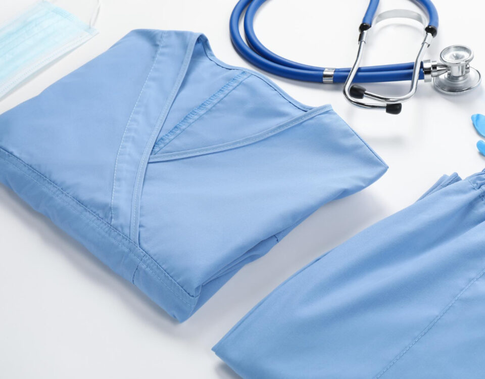 O desafio de entregar uniformes médicos sob medida