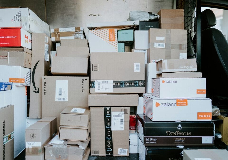 Caixas de papelão empilhadas dentro de uma van de entregas