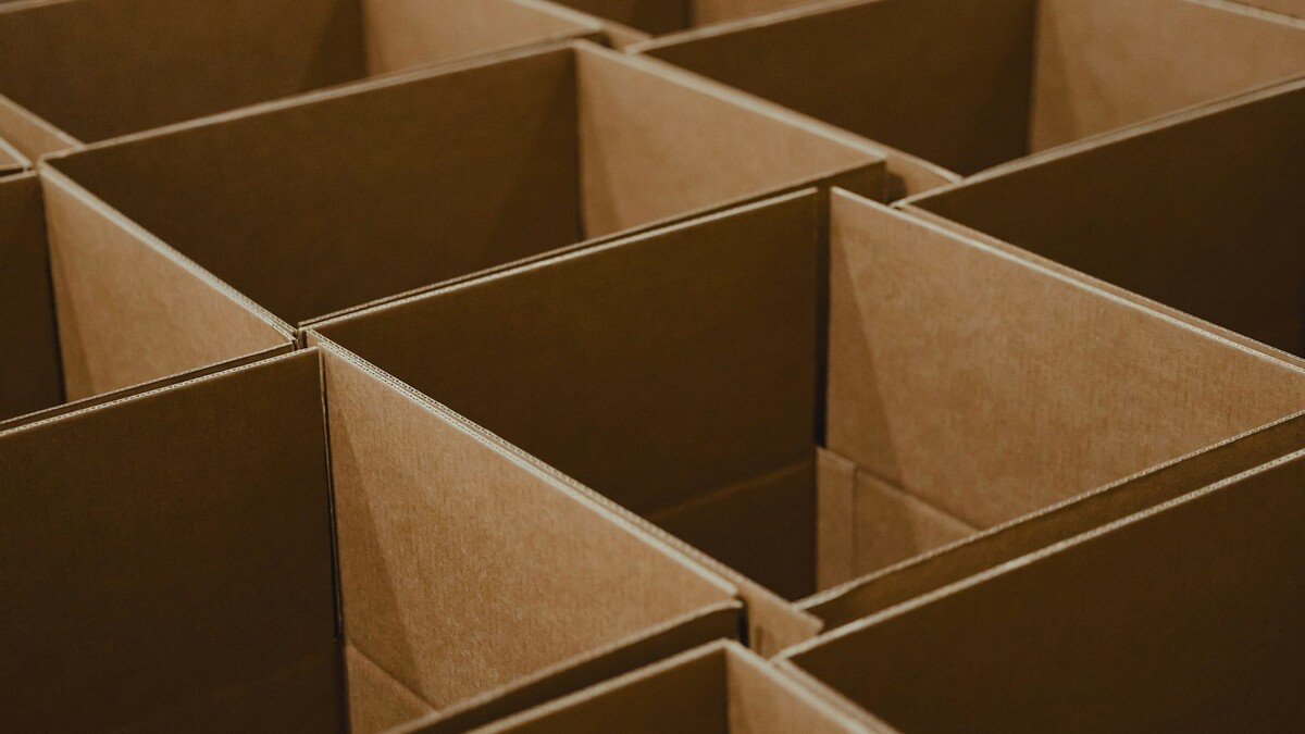 Várias caixas de papelão abertas