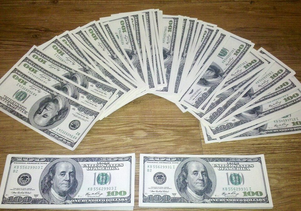 Cédulas de dólar americano espalhadas
