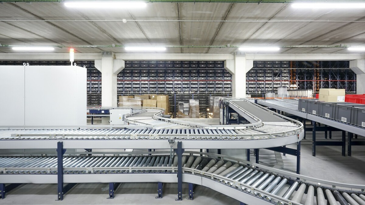 Esteira transportadora parando: como evitar falhas? Esteira industrial em depósito de logística