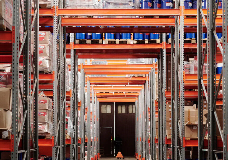 Prateleiras e pallets em galpão logístico