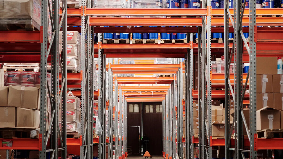 Prateleiras e pallets em galpão logístico