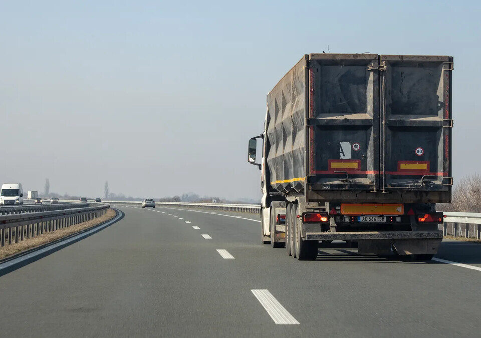 Caminhão de transporte de carga em rodovia