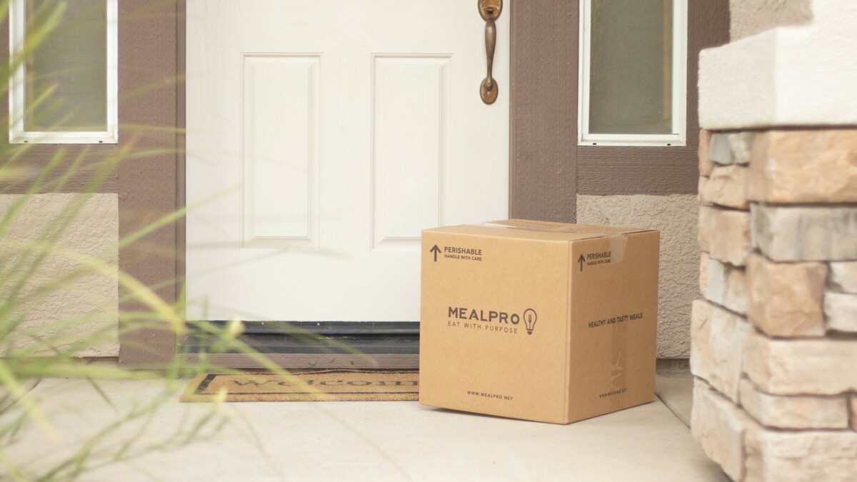 Magalu chega à Shopee: como comprar e quem faz a entrega Caixa de papelão deixada ao lado de uma porta branca