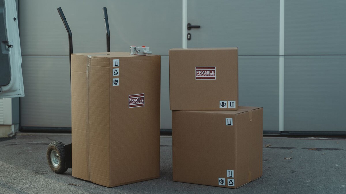Caixas de papelão empilhadas no chão de concreto