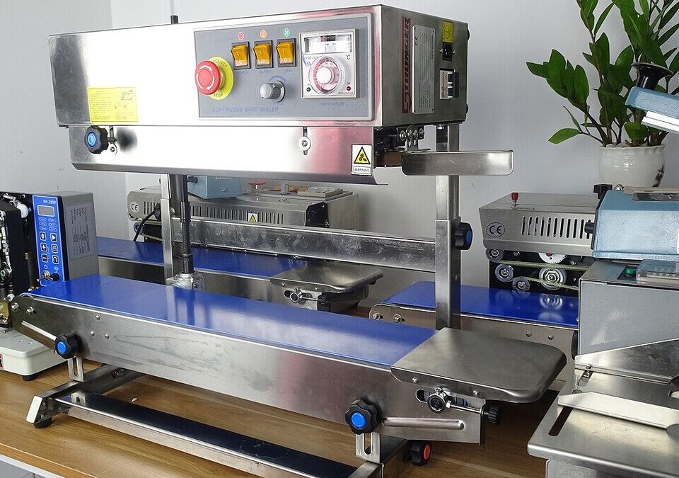 Máquina seladora contínua de embalagens sobre bancada