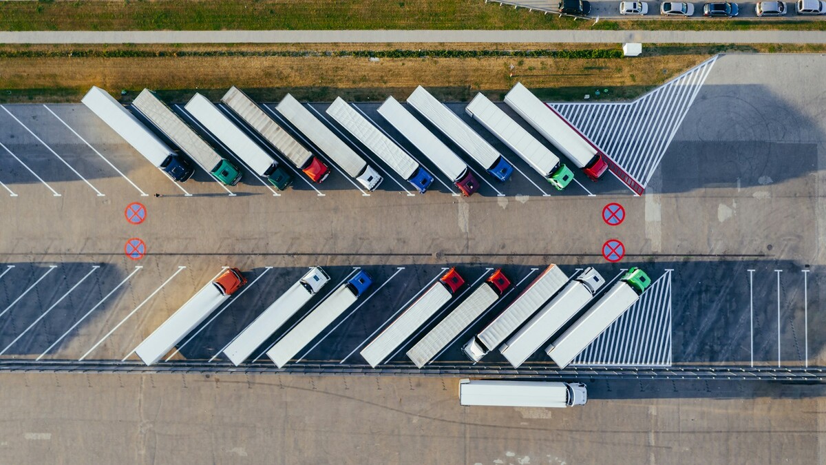Renovar a frota: consórcio, financiamento ou leasing compensa? Caminhões estacionados lado a lado em um pátio
