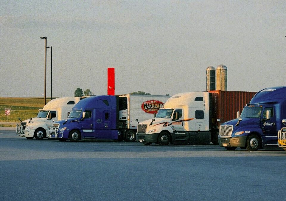 Fileira de caminhões estacionados em um pátio de carga